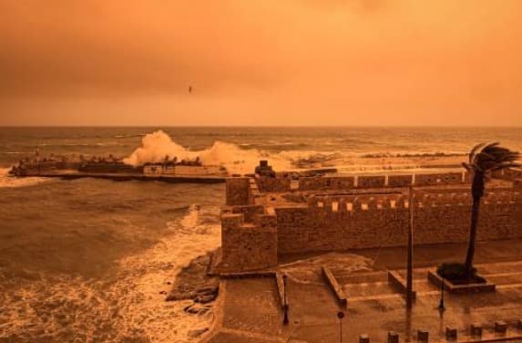 Estas son las postales que la arena del Desierto del Sahara, que llegó con las ráfagas de viento, ha dejado en Grecia.