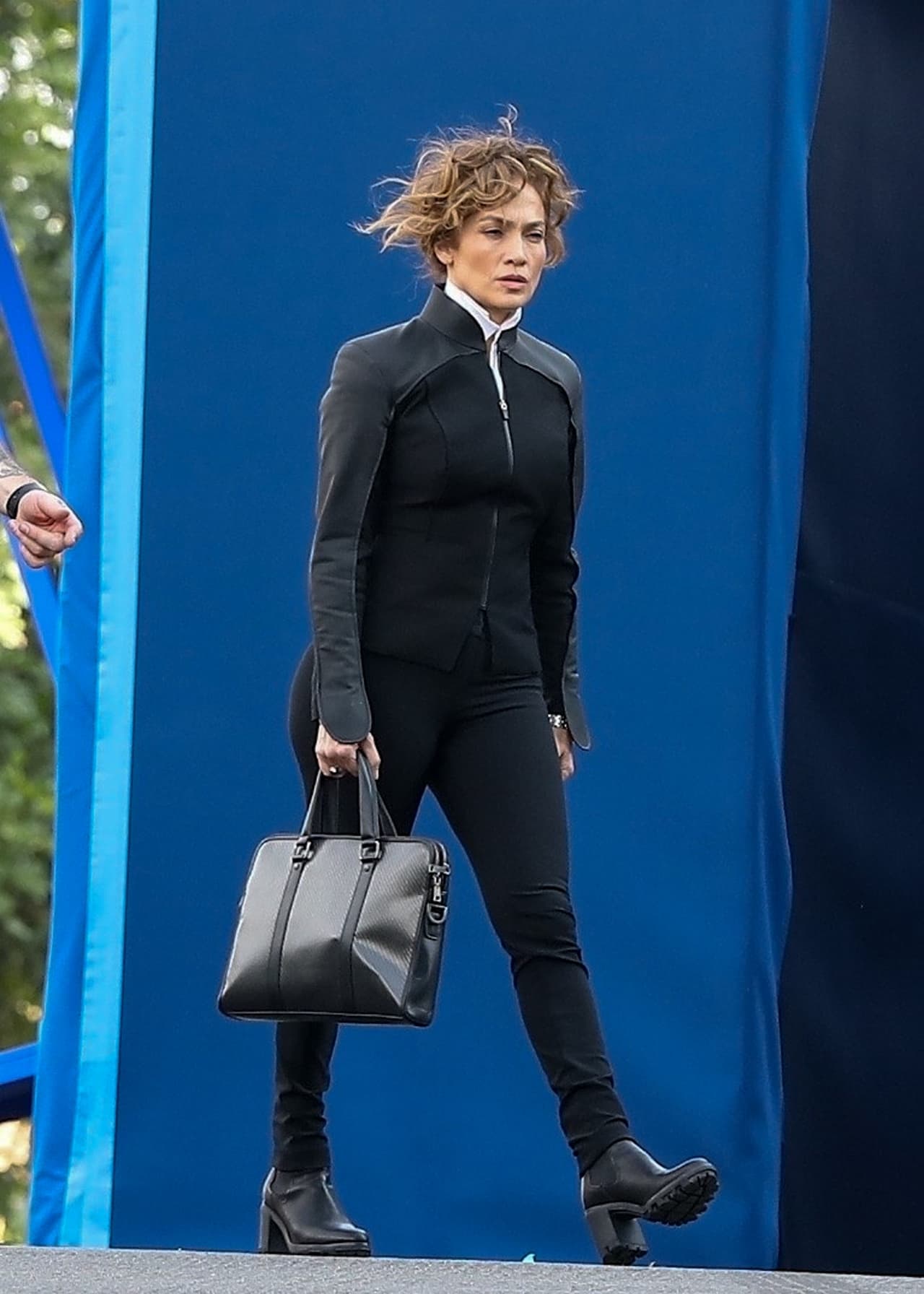 El lunes 10 de octubre, un día después del incidente, 
<b><a href="https://www.univision.com/famosos/jennifer-lopez-hija-emme-ben-affleck-set-filamacion-fotos" target="_blank">JLo ya estaba en el set en Los Ángeles</a></b> filmando su nueva película que lleva por nombre 'Atlas'. 
<br>