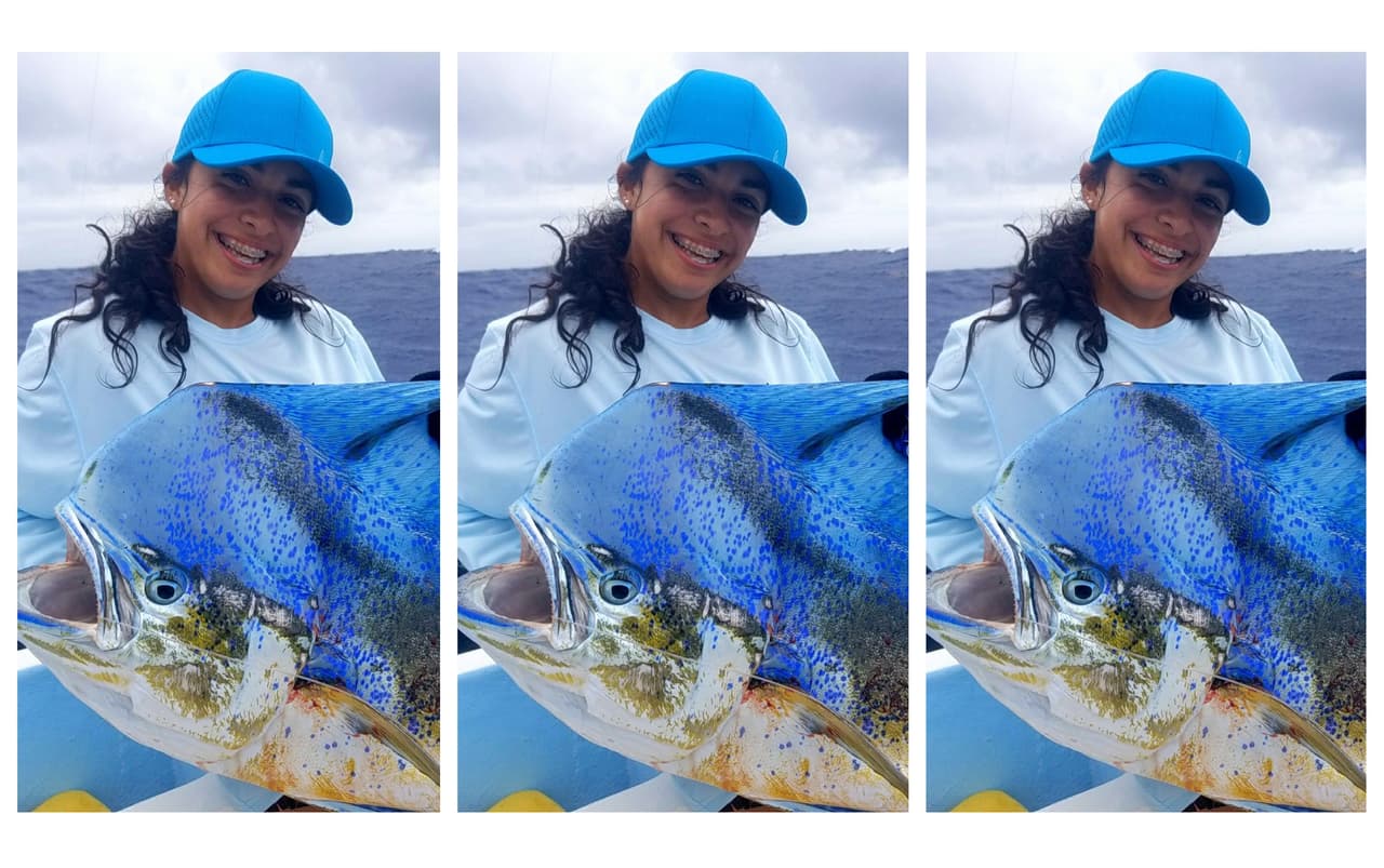 Galilea Duran, la hija del capitán Milo Duran en Puerto Rico, con un dorado macho mientras pescaba con su padre a 20 millas de Cabo Rojo, Puerto Rico, en abril de 2022.