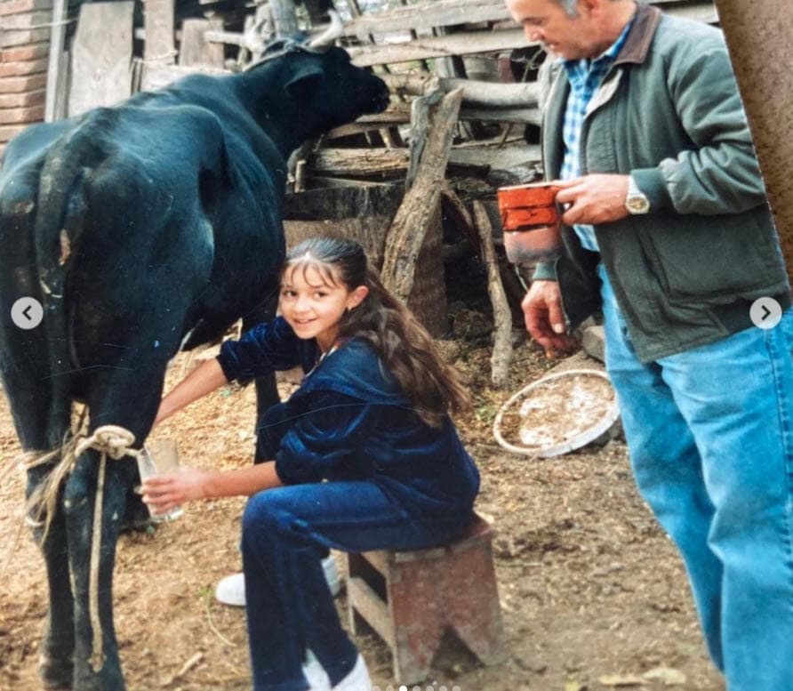 Aunque hasta ahora Lupillo Rivera no se ha expresado de manera pública sobre el deceso de quien sería su futuro suegro, Giselle Soto sí contó con la solidaridad de dos miembros de
<b><a href="https://www.univision.com/entretenimiento/grafico-el-arbol-genealogico-de-la-familia-rivera" target="_blank">la famosa familia de Jenni Rivera. </a></b>
<br>