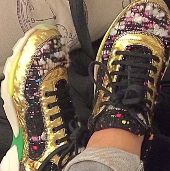 A Gali le encanta usar tacones pero también es fan de los tenis.