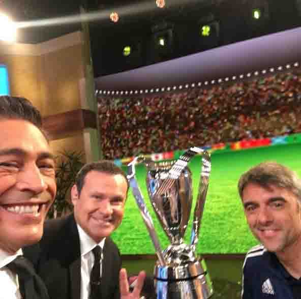 Johnny Lozada: "Aquí con el gran jugador #Claudio el Piojo López que vino a promocionar #copamls". (Noviembre 16, 2015)