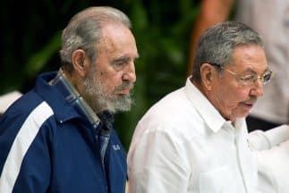 Fidel Castro, ex presidente de Cuba, junto a su hermano Raúl Castro, actual mandatario.