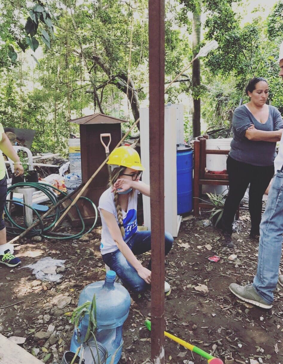 Se le vio conmovida con la destrucción que presenció en la zona afectada.