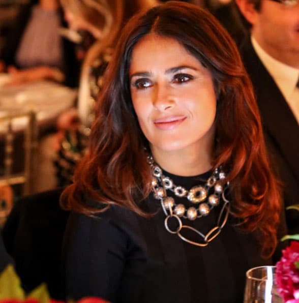 Hillary también tiene el voto de Salma Hayek.