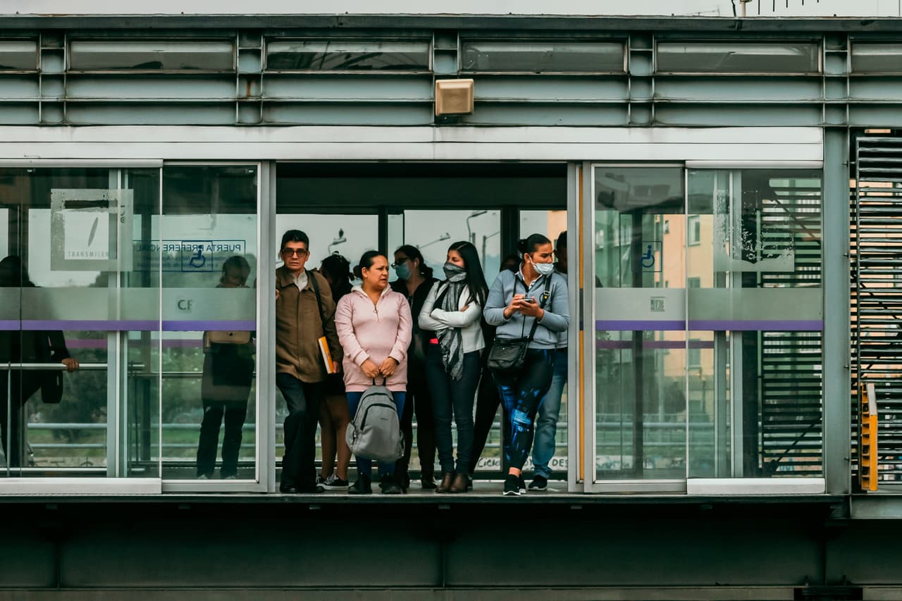 <b>Puesto 13. Bogotá, Colombia.</b> Se trabajan en promedio 45 horas a la semana y el viaje de ida al empleo toma 51 minutos, lo que significa que los trabajadores pasan unas 10 horas cada semana en el tráfico. Aunque Bogotá no es tan peligrosa como lo era hace un cuarto de siglo (la tasa de homicidios es ahora la más baja en 40 años) es una ciudad con alta criminalidad.