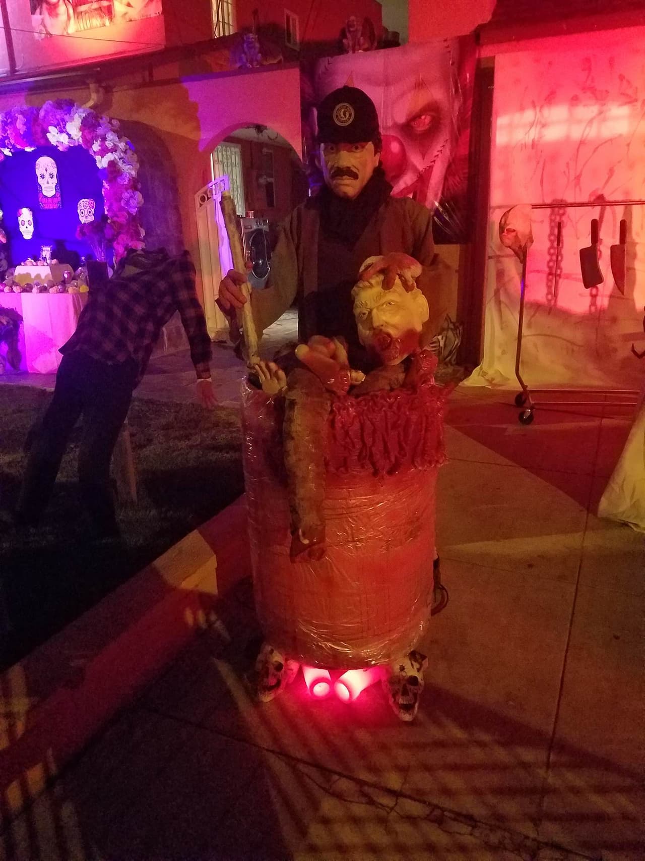 Ana Martínez y su esposo Marco Méndez, ambos de México, llevan ocho años transformando su hogar en una casa de espantos. Este año la pareja incorporó una figura de Joaquín ‘El Chapo’ Guzmán, quien como se ve en esta foto, dejó sin cabeza al candidato republicano Donald Trump.