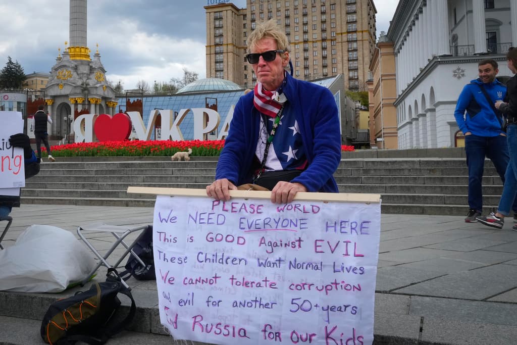 Ryan Wesley Routh en una manifestación a favor de las tropas ucranianas en Kiev, el 30 de abril de 2022.