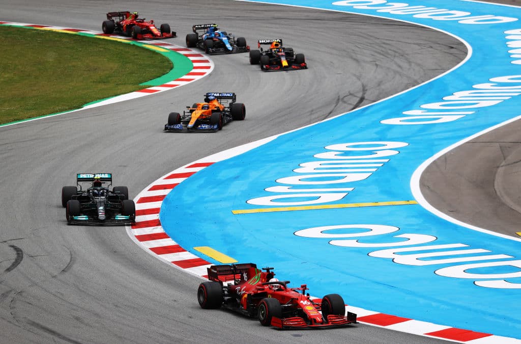 Lewis Hamilton se lleva el Gran Premio de España de la Formula 1. El piloto británico compartió el podio con Max Verstappen de Red Bull, quien cumplió su carrera número 100 y Valtteri Bottas de Mercedes Benz, quien quedó en tercera posición. El mexicano Sergio Pérez obtuvo la quinta posición.