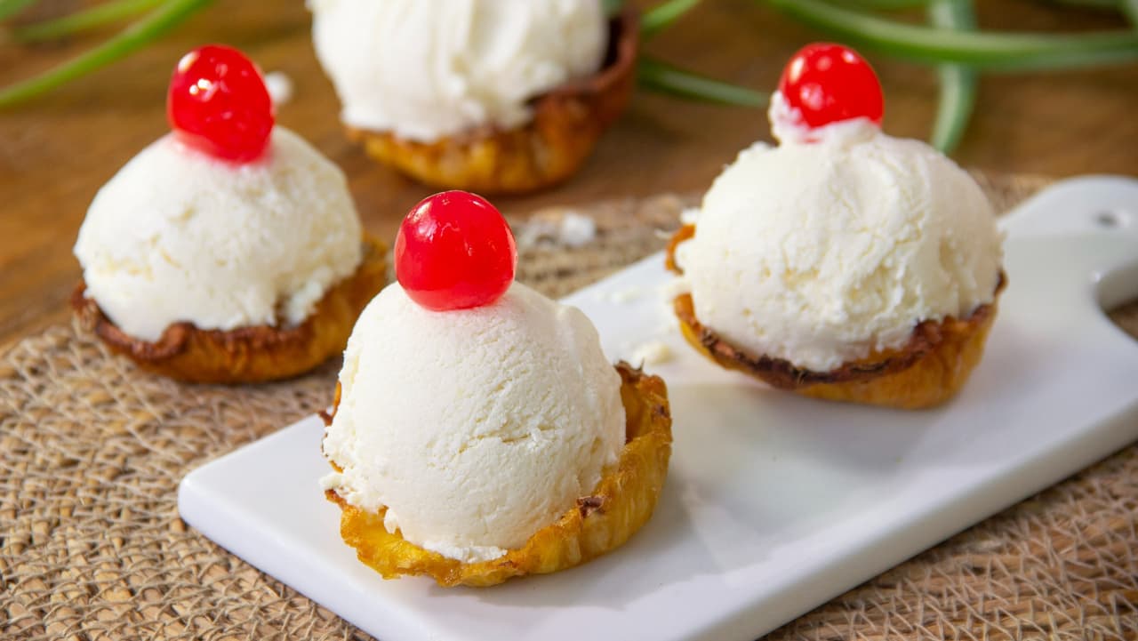 Helado de piña colada ¡con tazas comestibles!