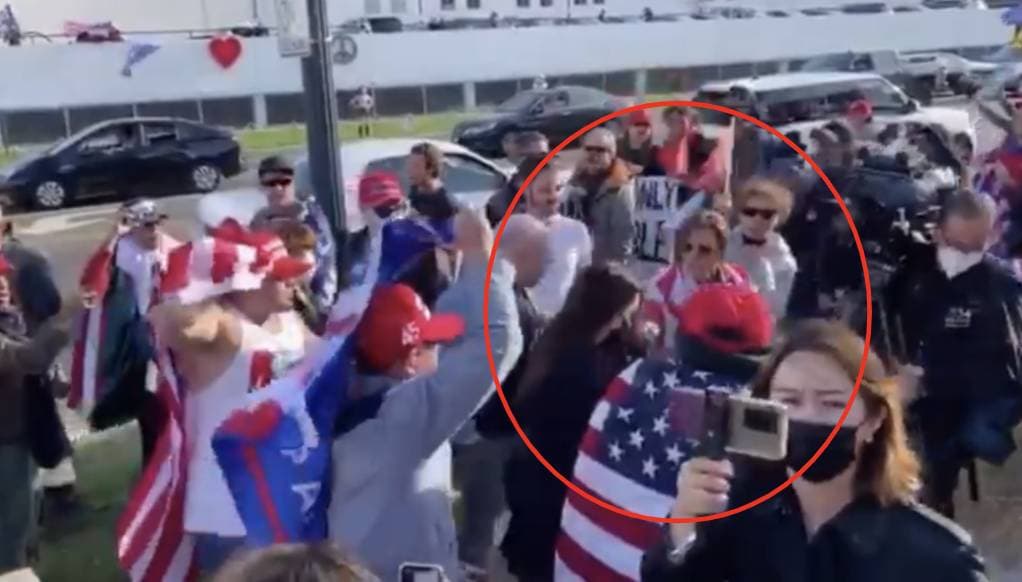 Con insultos y empujones agreden a reportera de Univision Los Ángeles en protestas de seguidores de Trump