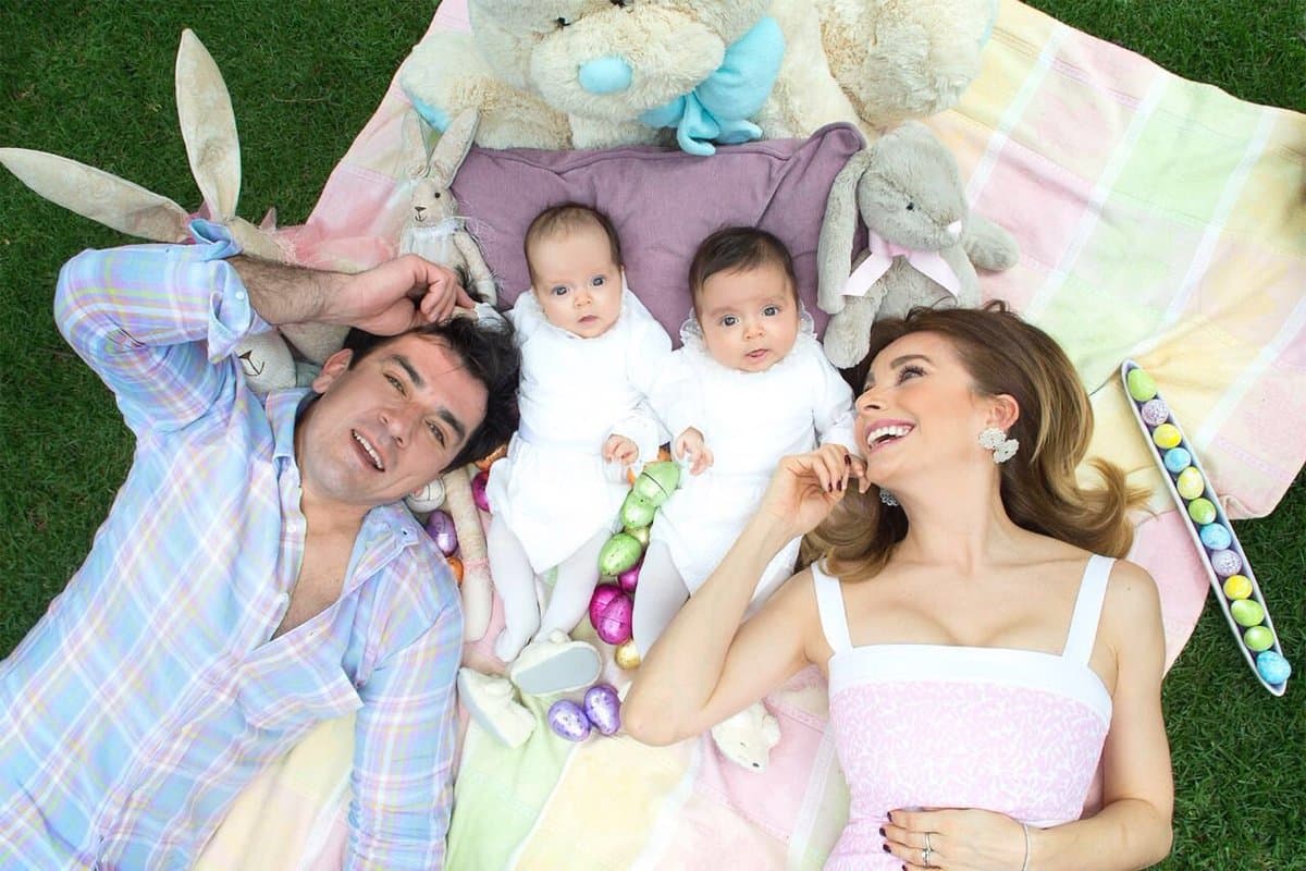 Jorge Salinas y Elizabeth Álvarez se casaron en octubre de 2011. La pareja recibió a sus mellizos Máxima y León la madrugada del 2 de diciembre en el estado de Texas, según informó la revista ¡Hola! México.