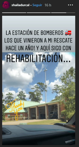Y también hizo referencia a lo acontecido hace un año con una fotografía de la estación de bomberos donde la auxiliaron ese día: "La estación de bomberos. Los que vinieron a mi rescate hace un año y aquí sigo con rehabilitación".