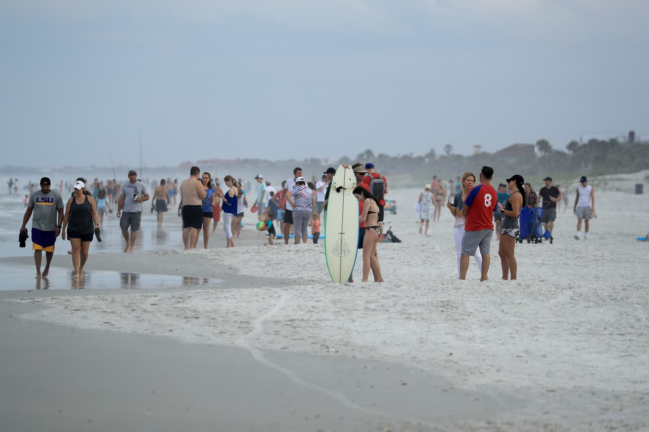 De acuerdo con la orden, los residentes del condado pueden hacer ciertos deportes como caminar, nadar y surfear.
<br>