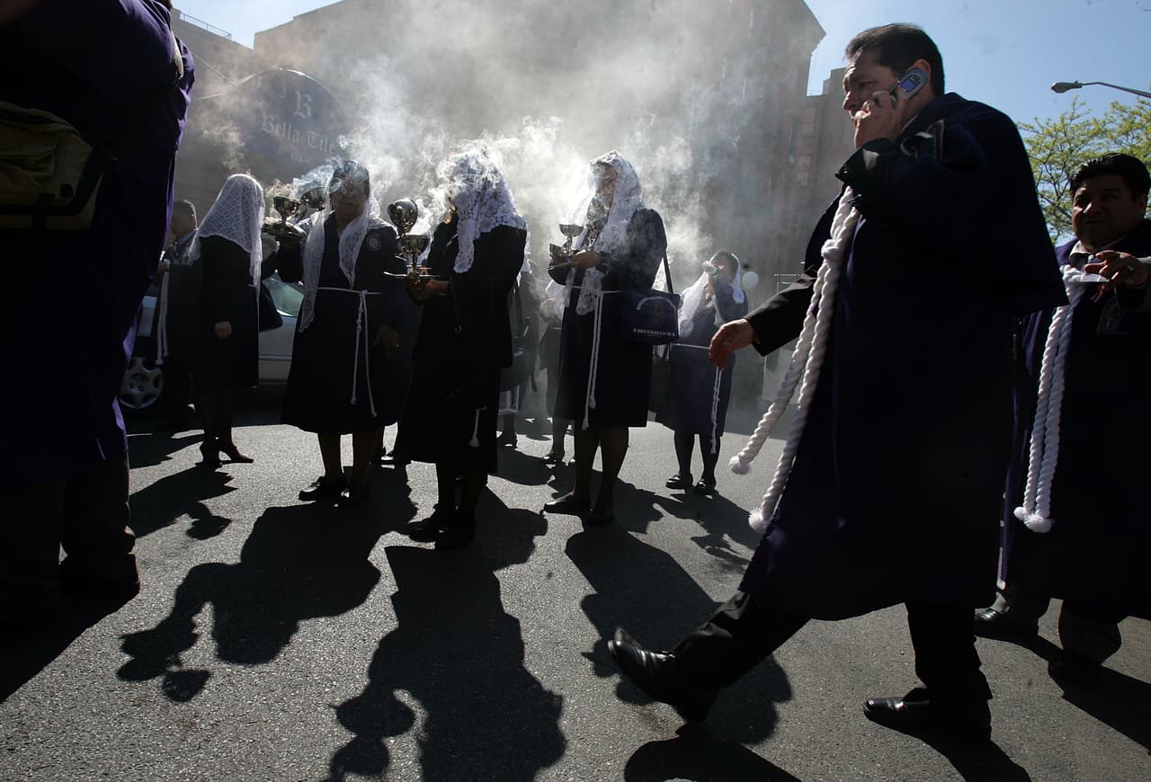Había muchísima pobreza en la ciudad, así que con la ayuda de varias personas nobles y ricas, fundó el Asilo y Escuela de Santa Cruz, para reunir a todos los limosneros, vagabundos, huérfanos y enfermos que no tuvieran donde vivir, para ayudarles a salir de sus penas y también, hablarles de la doctrina de Dios.