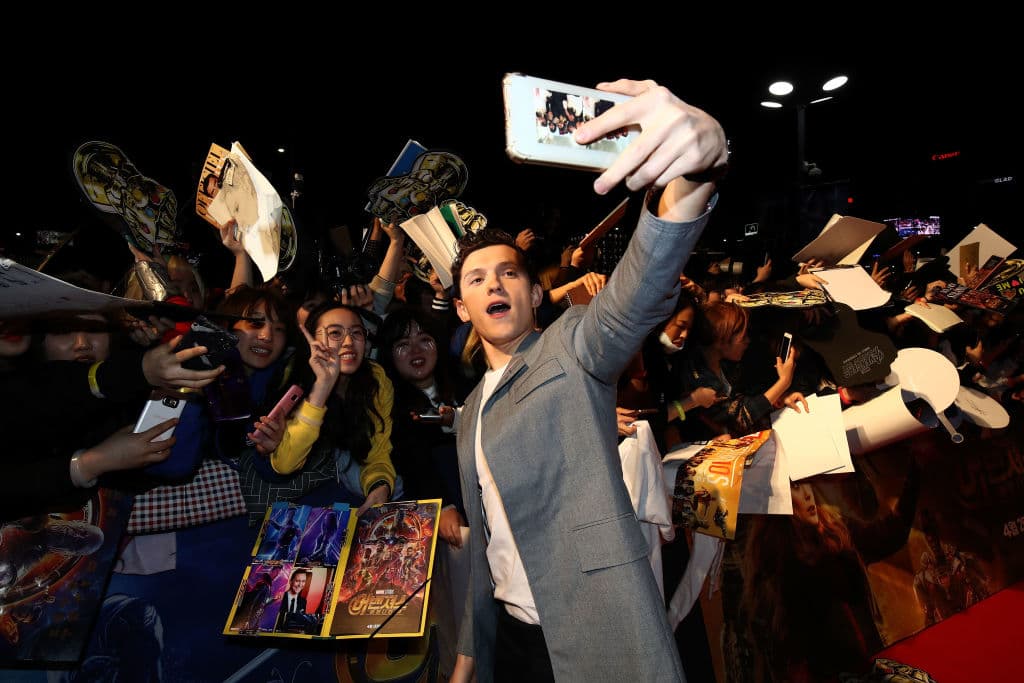 Usando su fama, Tom Holland contribuye a los esfuerzos de su familia promocionando sus eventos y animando a empresas, fans y otras organizaciones a donar al fideicomiso.
<br>