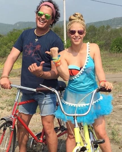 Shakira, nominada a Premios Juventud, por fin rodó en bicicleta por Barranquilla con Carlos Vives, con quien graba el videoclip de la nueva canción que ha puesto en la mira a los colombianos.