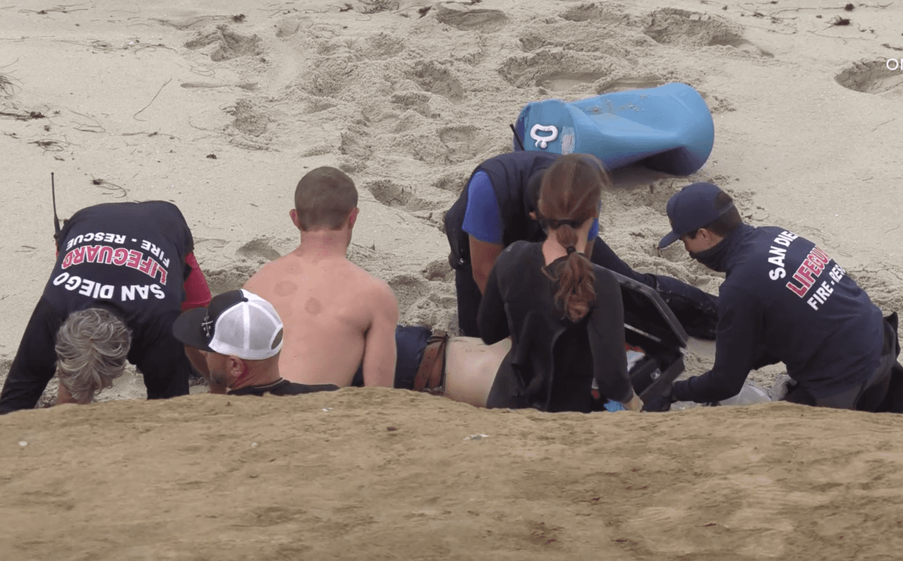 Una persona muerta, 10 rescatados del agua y otras cinco atendidos en la orilla en estado de shock fue el saldo de un naufragio reportado este jueves, cuando 
<a href="https://www.univision.com/local/los-angeles-kmex/un-muerto-y-diez-rescatados-hundimiento-lancha-indocumentados-en-la-jolla-san-diego">un grupo de indocumentados fue rescatado</a> en aguas de la costa de San Diego, California.