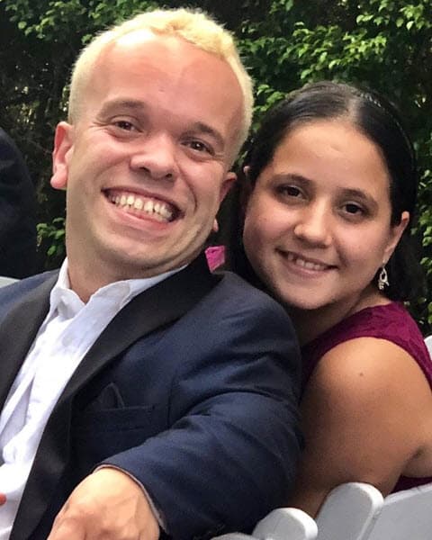 Y como dicen, 'la tercera es la vencida': "A la tercera salida, mientras montábamos en el ferris wheels (rueda de la fortuna) de la feria de Miami, esperé el momento en que estuviéramos en el punto más alto para declararle mi amor. Y a esa hora ya no pudo decirme 'no'".
<br>