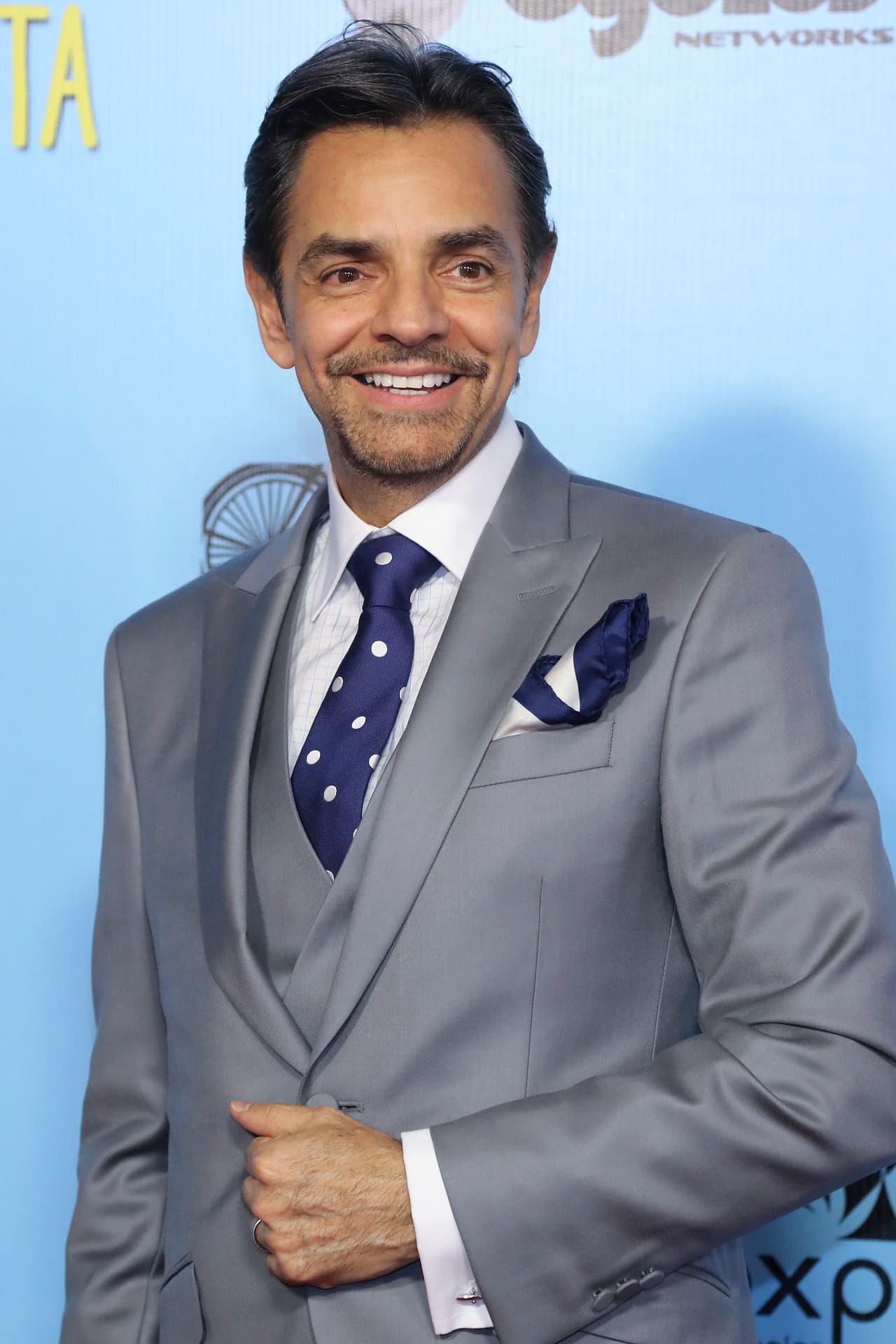 "Quiero aprovechar Acción de Gracias para agradecerle
<b>a todas las familias</b> que me han hecho favor de seguirme a través de todos estos años en mi carrera", dijo en su video el actor, quien vive en Los Ángeles, California.