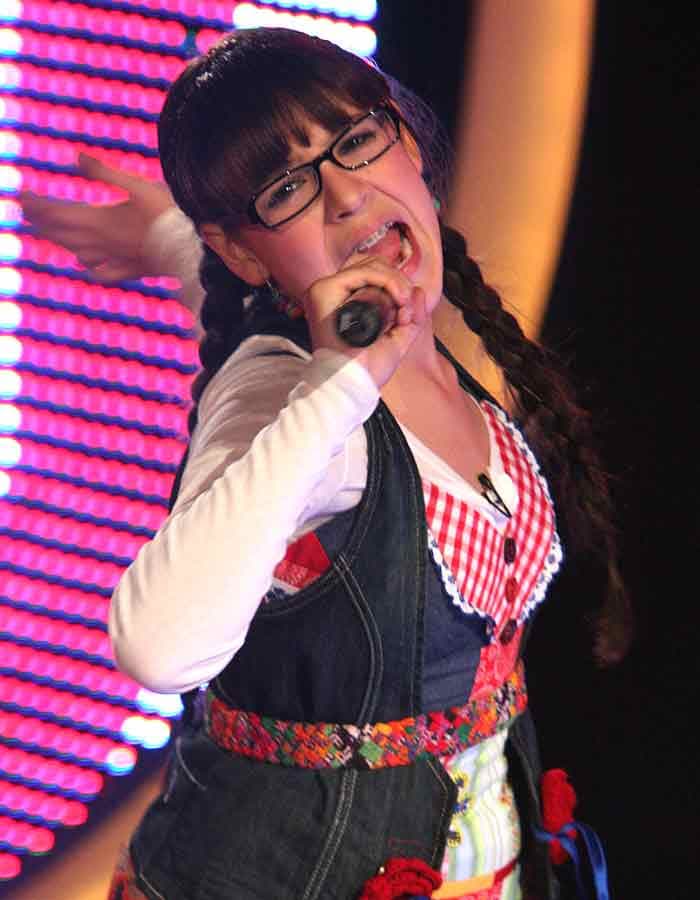 Danna Paola pudo ser un "Patito feo" en "Atrévete a Soñar", pero en la vida real es una de las cantantes juveniles mas exitosas de México.