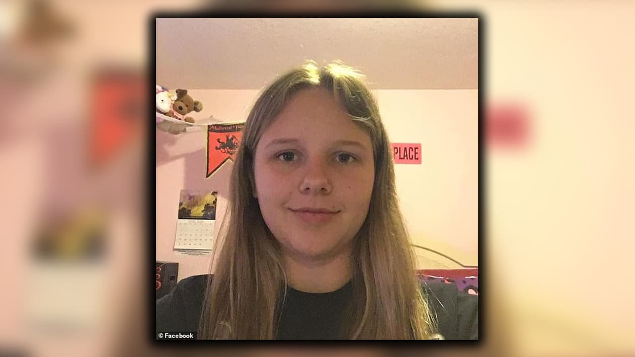 Un agente del Sheriff del condado de Barrow llegó a la escena y encontró a la adolescente tirada en el suelo.