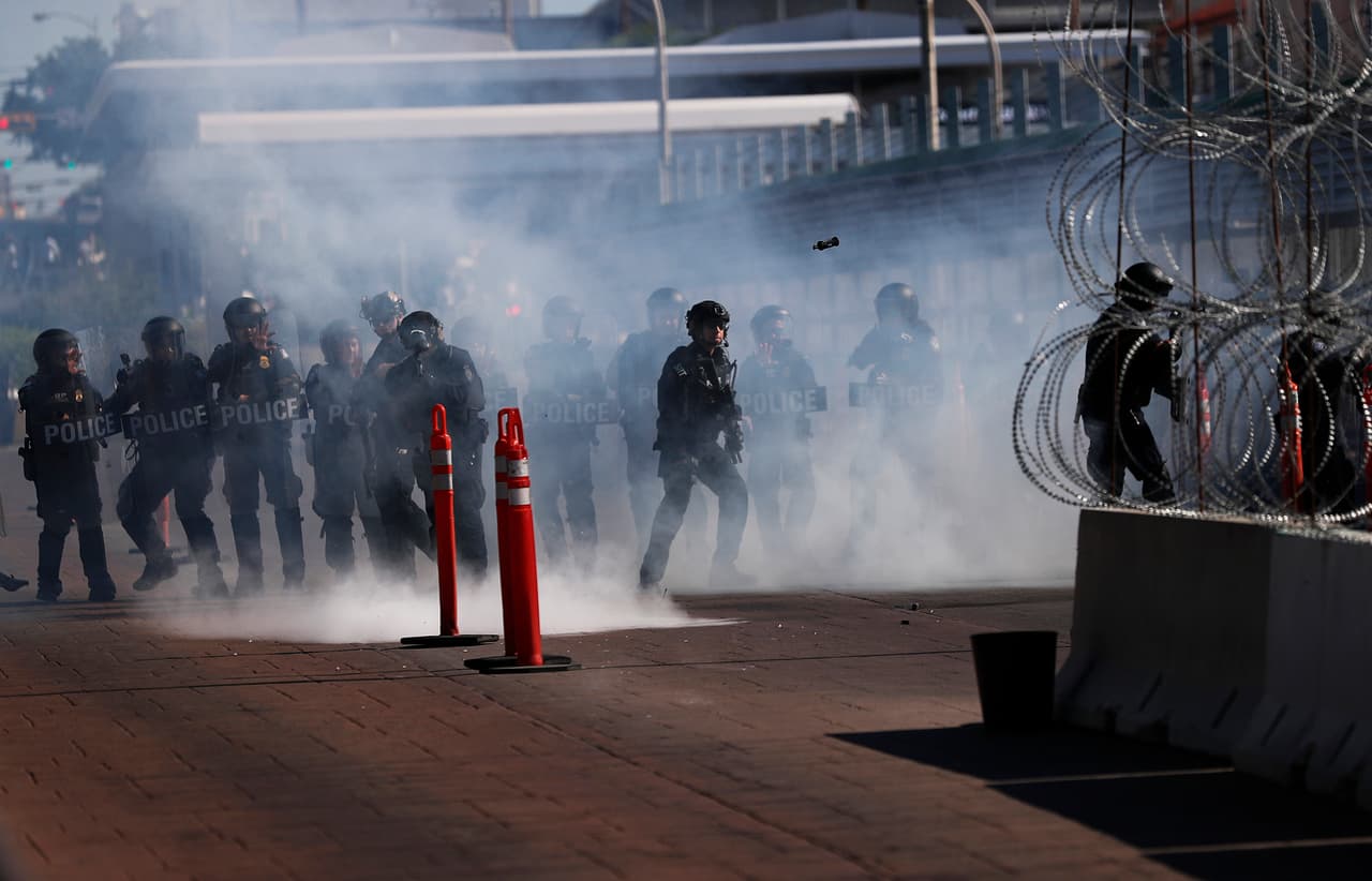 El pasado 18 de julio, policías de la Oficina de Aduanas y Protección Fronteriza (CBP) realizaron un simulacro de actuación en el puente internacional de Las Américas, que conecta Laredo, Texas, con Nuevo Laredo, México. 
<b>Estados Unidos busca mecanismos para frenar a la ola de inmigrantes centroamericanos </b>que quieren cruzar al país para pedir beneficios migratorios. Esta es uno de ellos y el otro es la presión sobre el gobierno mexicano para que detenga a los inmigrantes antes de que puedan llegar a la frontera sur. La Comisión Interamericana de Derechos Humanos denunció esta semana que 
<b>las políticas de los dos países son “contrarias” a los derechos de los migrantes reconocidos por la legislación internacional.</b>