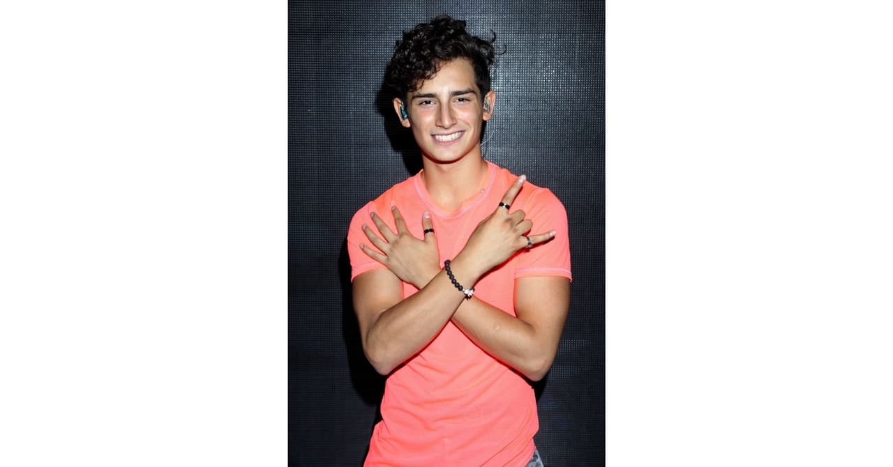 Emilio es un actor mexicano hijo de Niurka Marcos y Juan Osorio