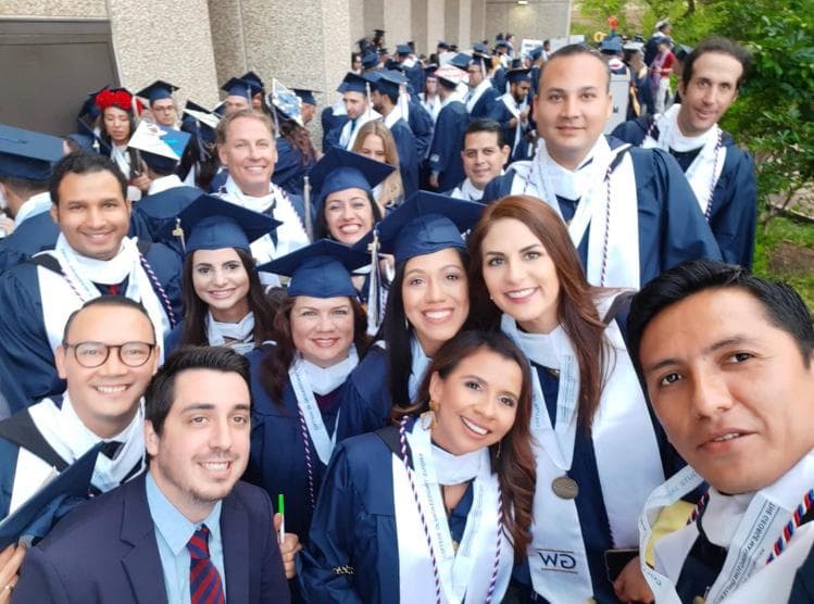 Luisa junto a sus compañeros de clases.