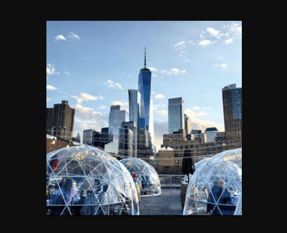 <b><a href="https://citywinery.com/newyork/Online/default.asp?BOparam::WScontent::loadArticle::permalink=newyork-winegarden&BOparam::WScontent::loadArticle::context_id=&menu_id=E2124A0D-E061-429D-85F7-690AC12567E9">City Winery Rockefeller Center</a></b>
<br>45 Rockefeller Plaza
<br>Tel. (646) 751-6033
<br>
<b><a href="xhttps://www.google.com/maps/dir/Rockefeller+center+City+Winery/@32.9082737,-86.838694,5z/data=!4m8!4m7!1m0!1m5!1m1!1s0x89c2596a72c97d3d:0xc47717a8ebe52c52!2m2!1d-73.9799726!2d40.7593755">Cómo llegar</a></b>
<br>En el jardín de vinos al aire libre Rockefeller Center, están los iglús de City Winery, los cuales cada año comienzan a operar el viernes después del Día de Acción de Gracias. En sus duomos, con capacidad de hasta ocho personas, se sirven los vinos de barril de la casa y una variedad de sidras. Dado que solamente hay cuatro iglús,
<b> las reservaciones previas son de rigor. </b>Se pide un 
<br>gasto mínimo en alimentos y bebidas de hasta $150. 
<br>