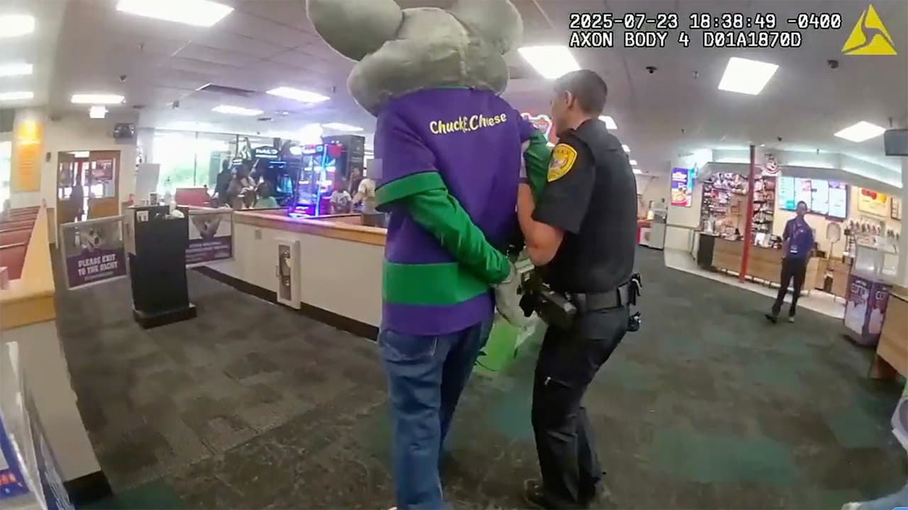 Graban arresto de Chuck E. Cheese en Tallahassee, Florida: Lo acusan de robo de tarjeta de crédito