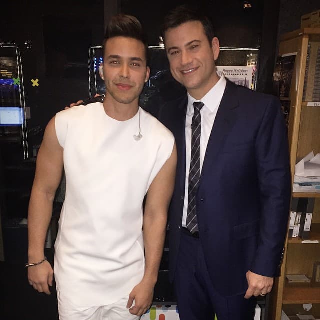 El cantante ha llegado hasta la televisión en inglés con Jimmy Kimmel.