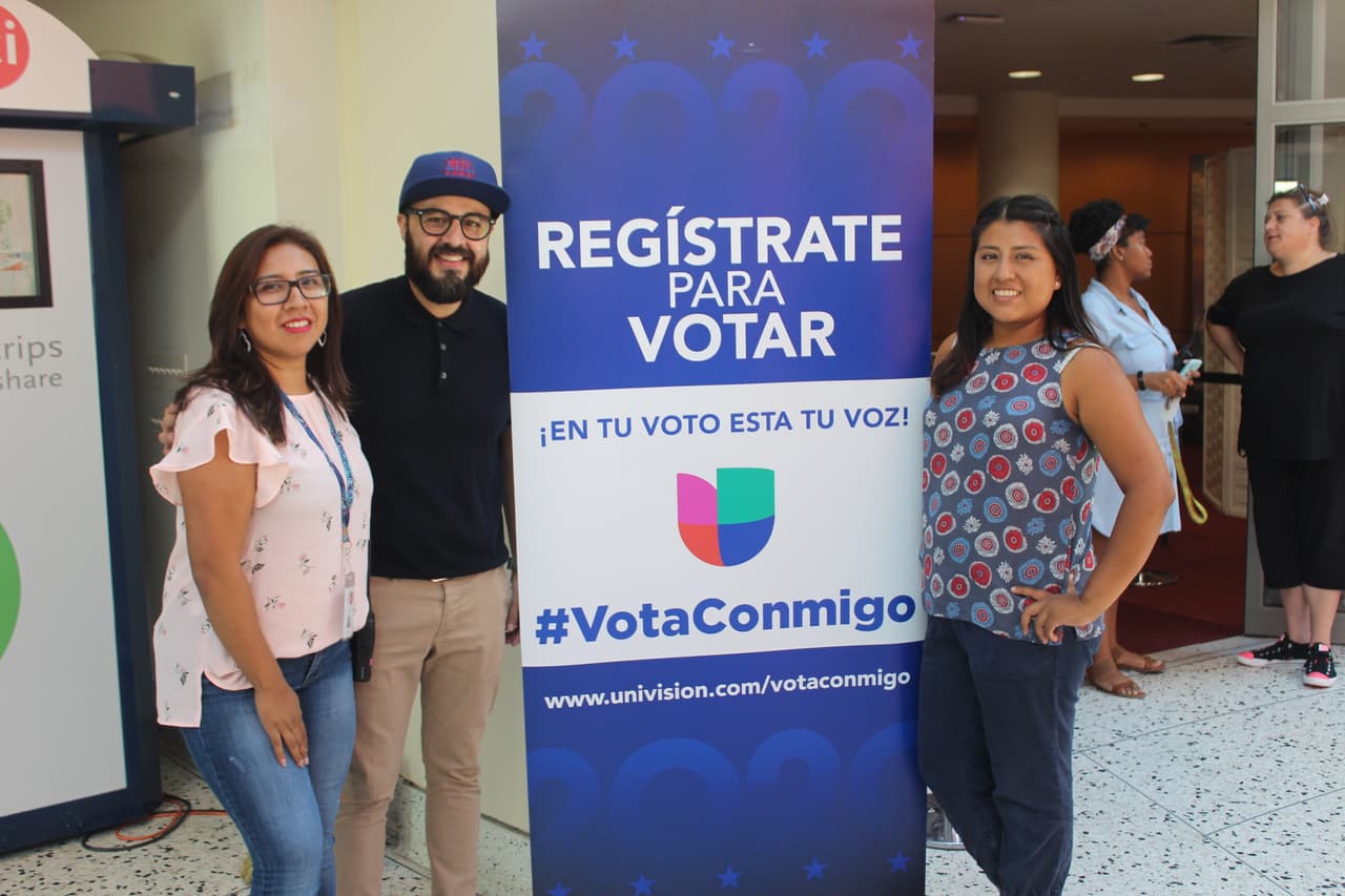 En el evento también se instó a los asistentes a registrarse para votar