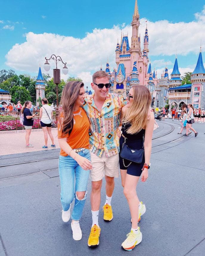 Su gran amiga Karina Mieres también estuvo presente, pues Marc, de 53 años, 
<a href="https://www.univision.com/famosos/marc-anthony-hizo-gritar-a-nadia-ferriera-pero-por-esta-sorpresa-video">le llevó a los tres de sorpresa</a> para festejarla en su cumpleaños.
<br>