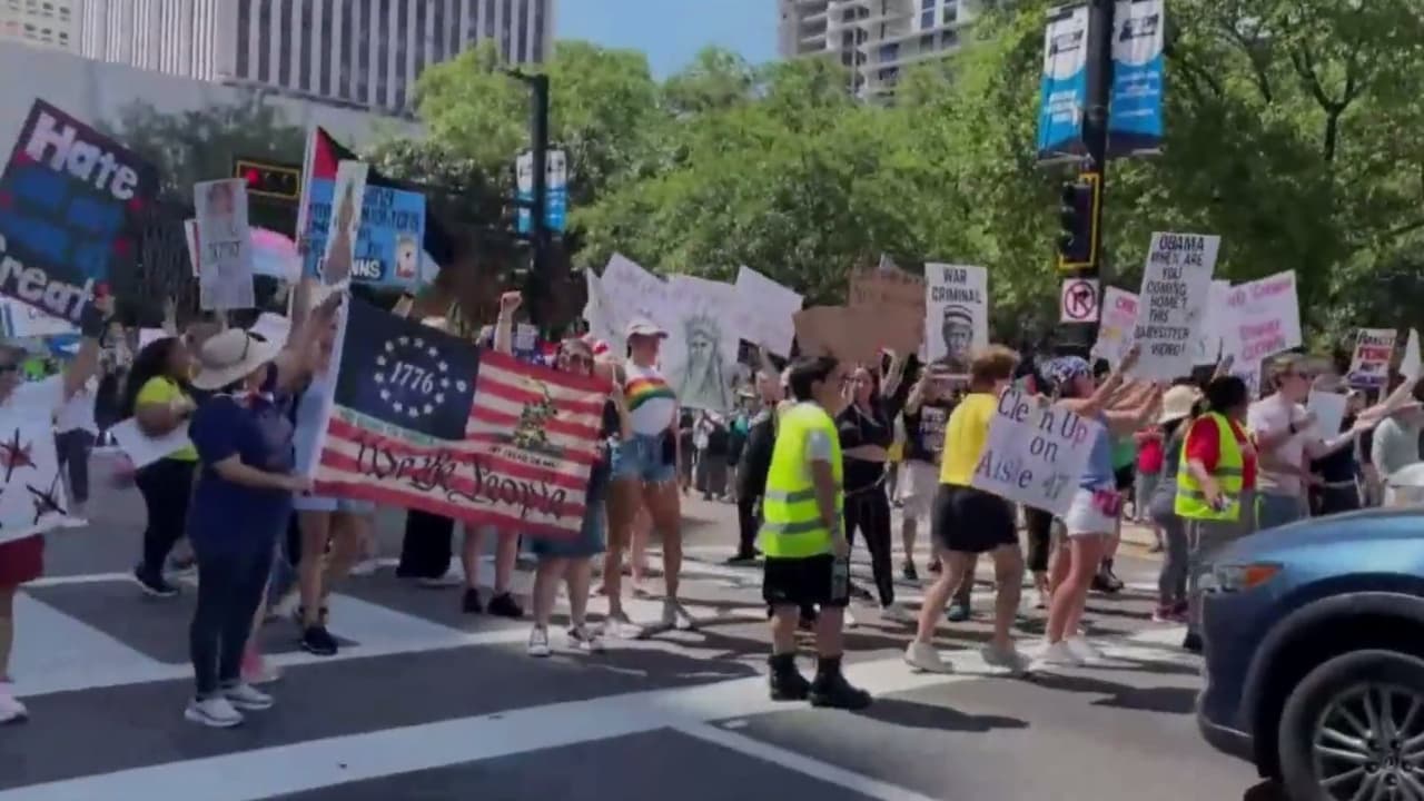 Cientos de personas protestan en Tampa por derechos LGBTQ+ y políticas migratorias de Trump