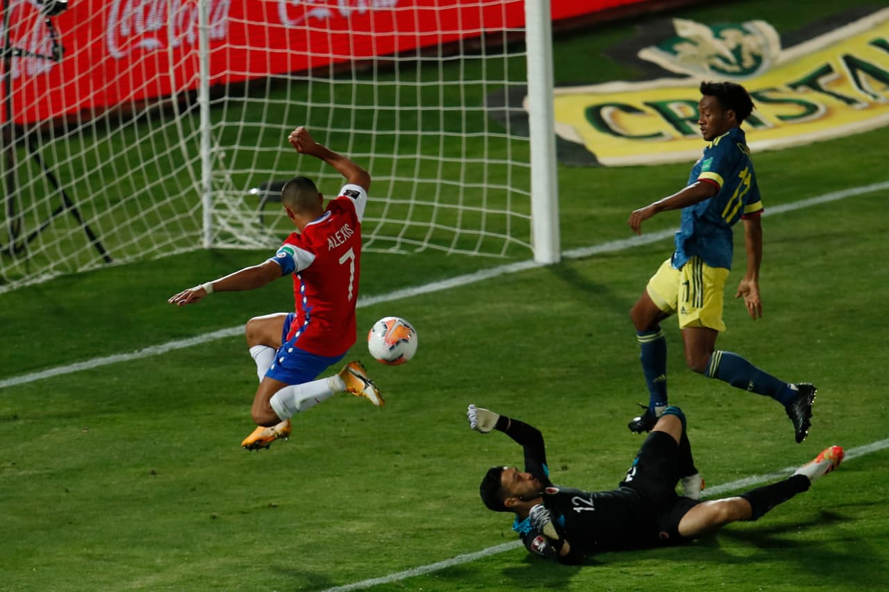 Colombia conisgue llevarse un valioso punto en el último minuto al empatar 2-2 en su visita a Chile.