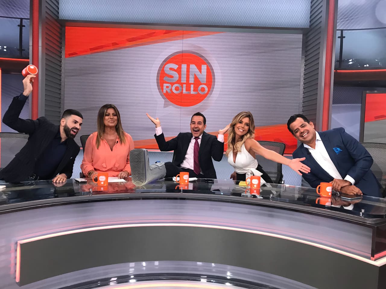 El conductor mexicano tuvo un recibimiento cálido pero también muy divertido por parte de sus compañeros, quienes todo el tiempo estuvieron pendientes de su salud. Hoy no solo está dirigiendo la mesa de debate sino también informado y poniendo el lado divertido al show.
<br>