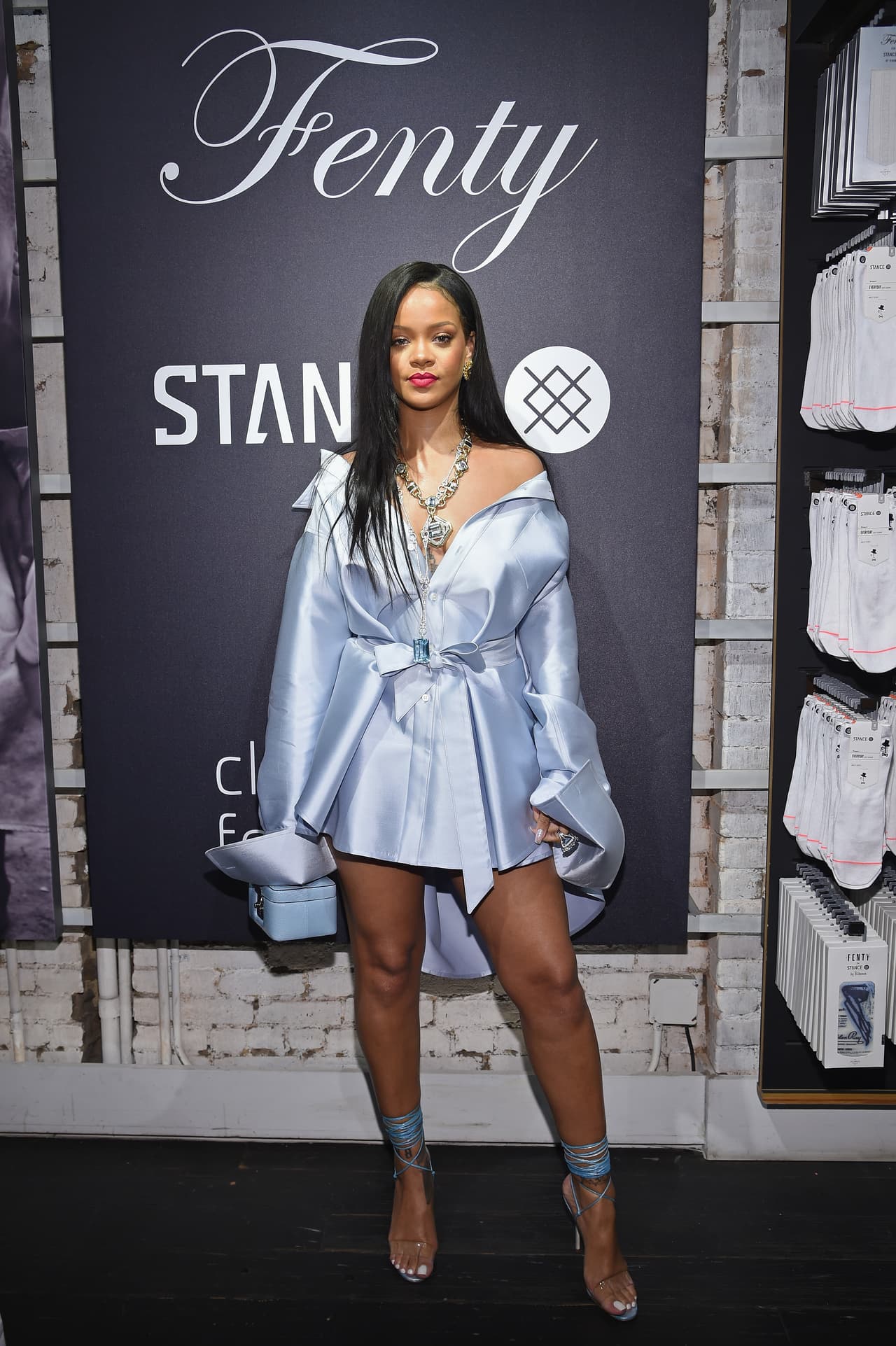 A Rihanna la vimos en junio de este mismo año usando uno de los bolsos más icónicos de la marca: en forma de neceser.
