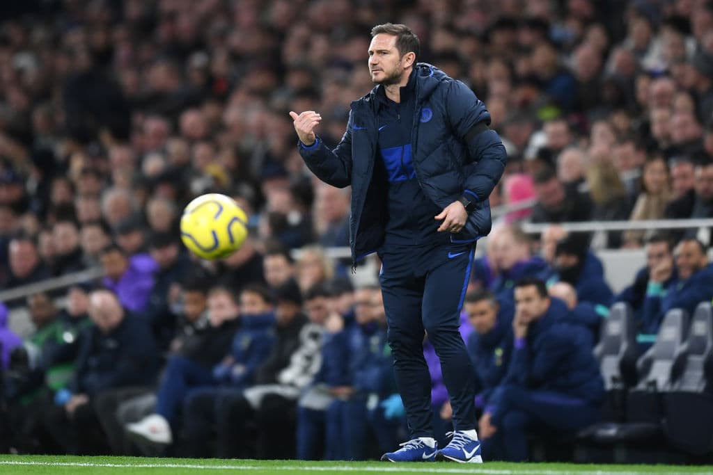 Chelsea vence al Tottenham 2-0 con dos goles de Willian. La escuadra de Mourinho sigue sin definir bien la delantera y le quitan el invicto en casa.