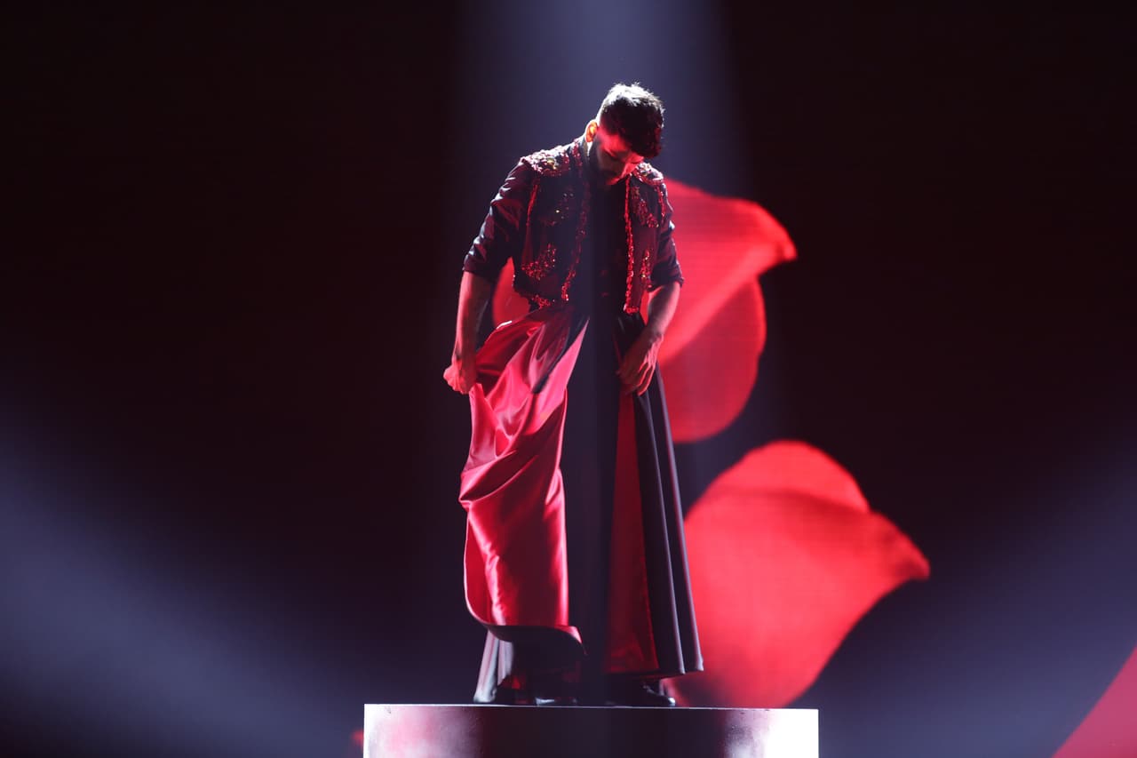 Con un pasodoble y una salsa, el conductor español demostró que tiene el talento suficiente para dominar la pista.
