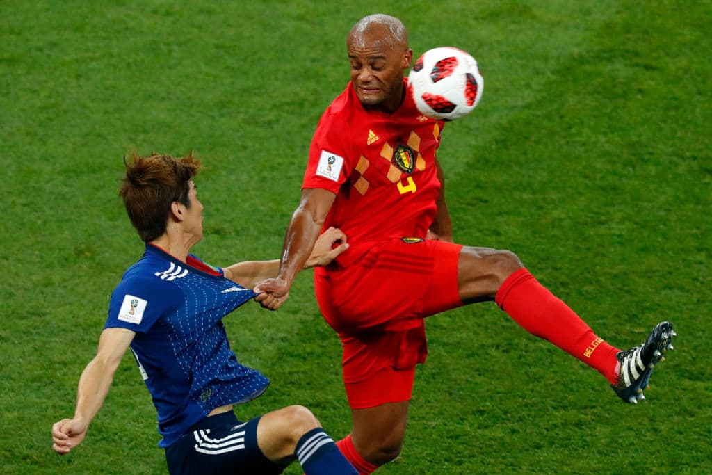 El experimentado defensa belga Vincent Kompany (4) haciendo malabares para impedir una sorpresa nipona en el primer medio, aquí con poca técnica pero cumpliendo su objetivo.