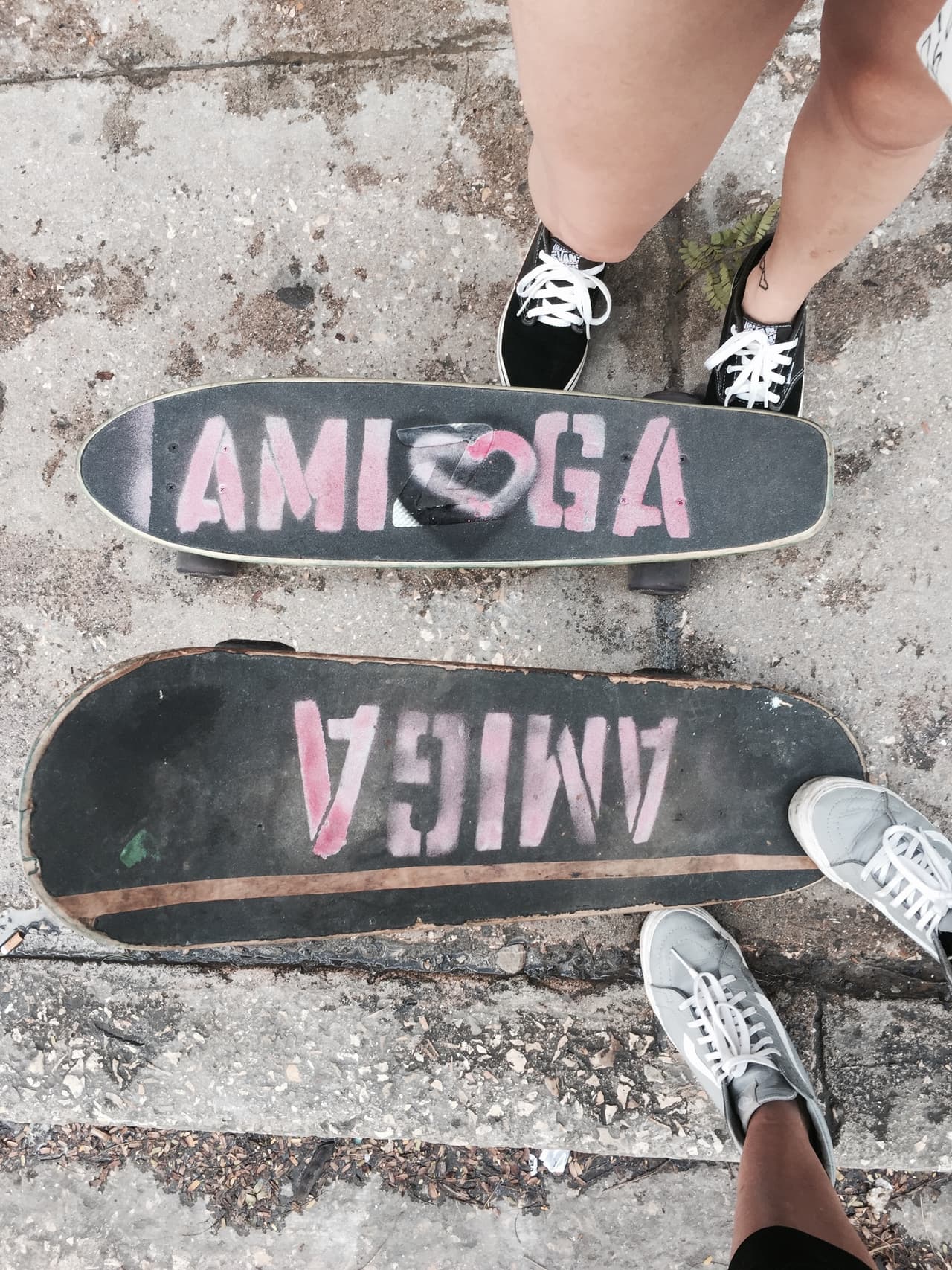 Las primeras patinetas que Amiga Skate Yoga regaló en Cuba.