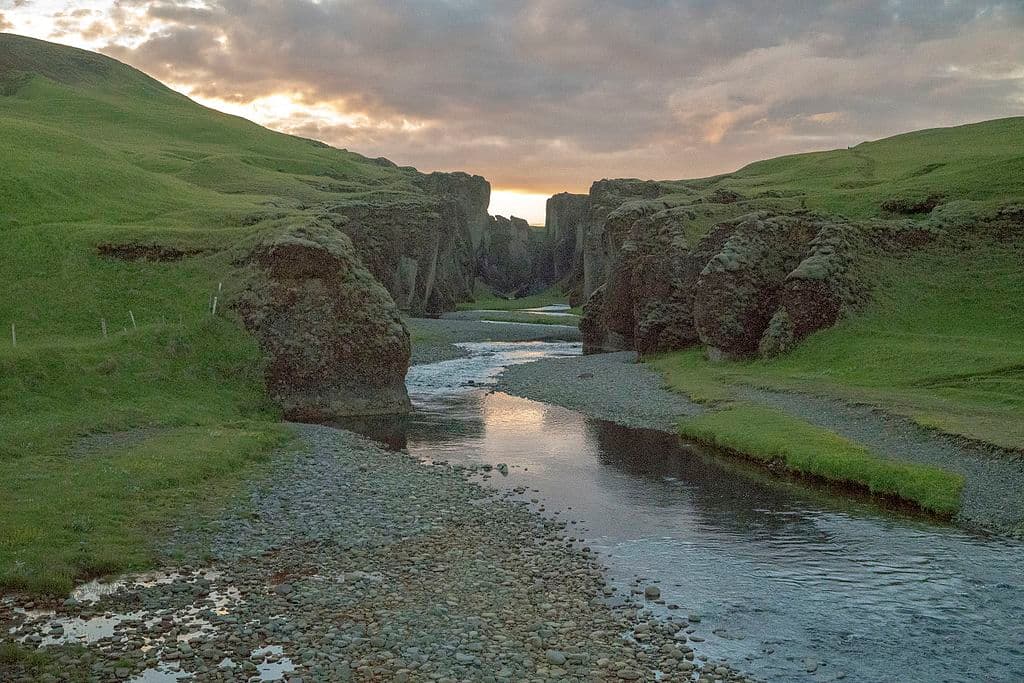 Fjadrargljufur es un desfiladero de unos 100 metros (328 pies) de profundidad y dos kilómetros (1.25 millas) de largo, con empinadas paredes de vegetación y un ondulado río. Se formó por la erosión progresiva del agua que se derritió de los glaciares hace 9,000 años.