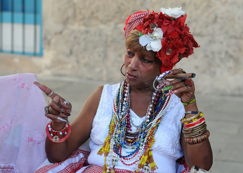 El dios Olorun se expresa y conecta con la humanidad mediante emisarios llamados orishas, quienes gobiernan tanto las fuerzas de la naturaleza como la vida. Los orishas acuden en ayuda de sus seguidores, guiándolos a una mejor vida material y espiritual.