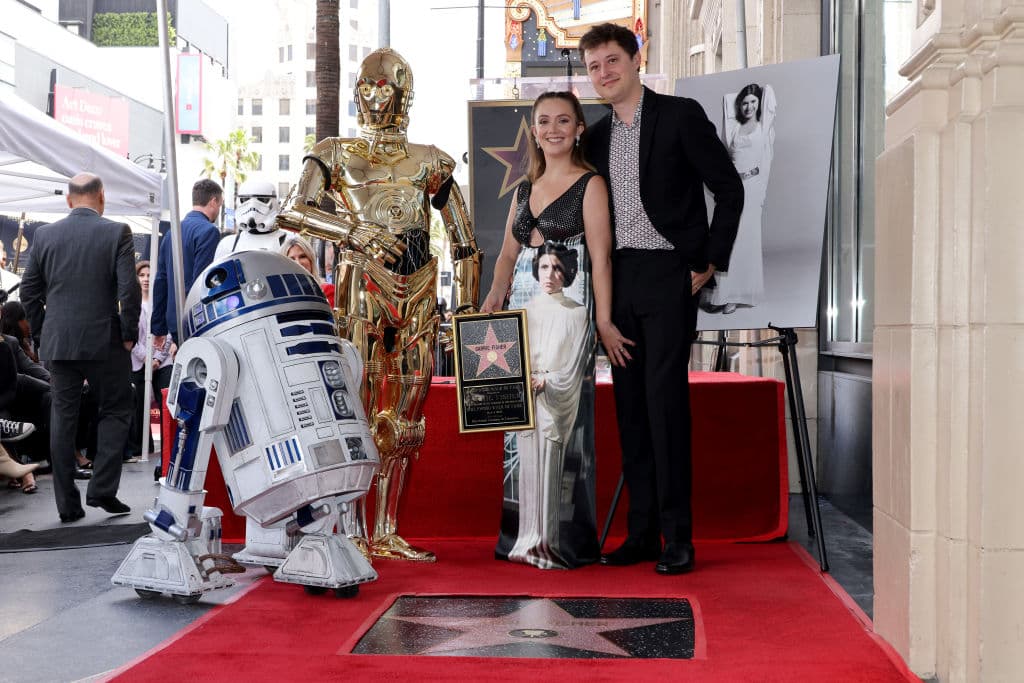 Billie Lourd y su esposo Austen Rydell posaron junto a los amigos de la princesa Leia, un personaje que les ha servido para enseñarle a sus hijos quien fue su abuela.