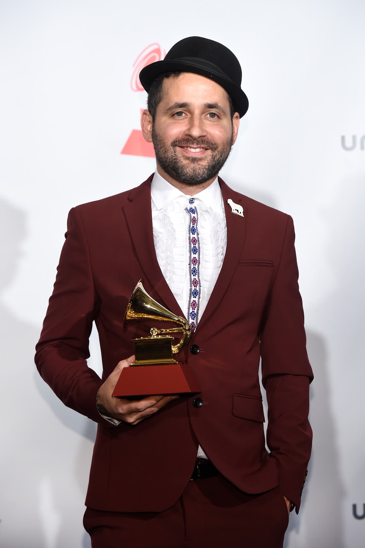 Eduardo Cabra (ex Calle 13, también conocido como 'Visitante'), el productor, músico y compositor puertorriqueño, nuevamente aparece entre los nominados al Latin GRAMMY 2018 al destacar en las categorías: Grabación del Año, por su trabajo en 'Bailar contigo' de Monieur Periné, así como Álbum del Año y Productor del Año.