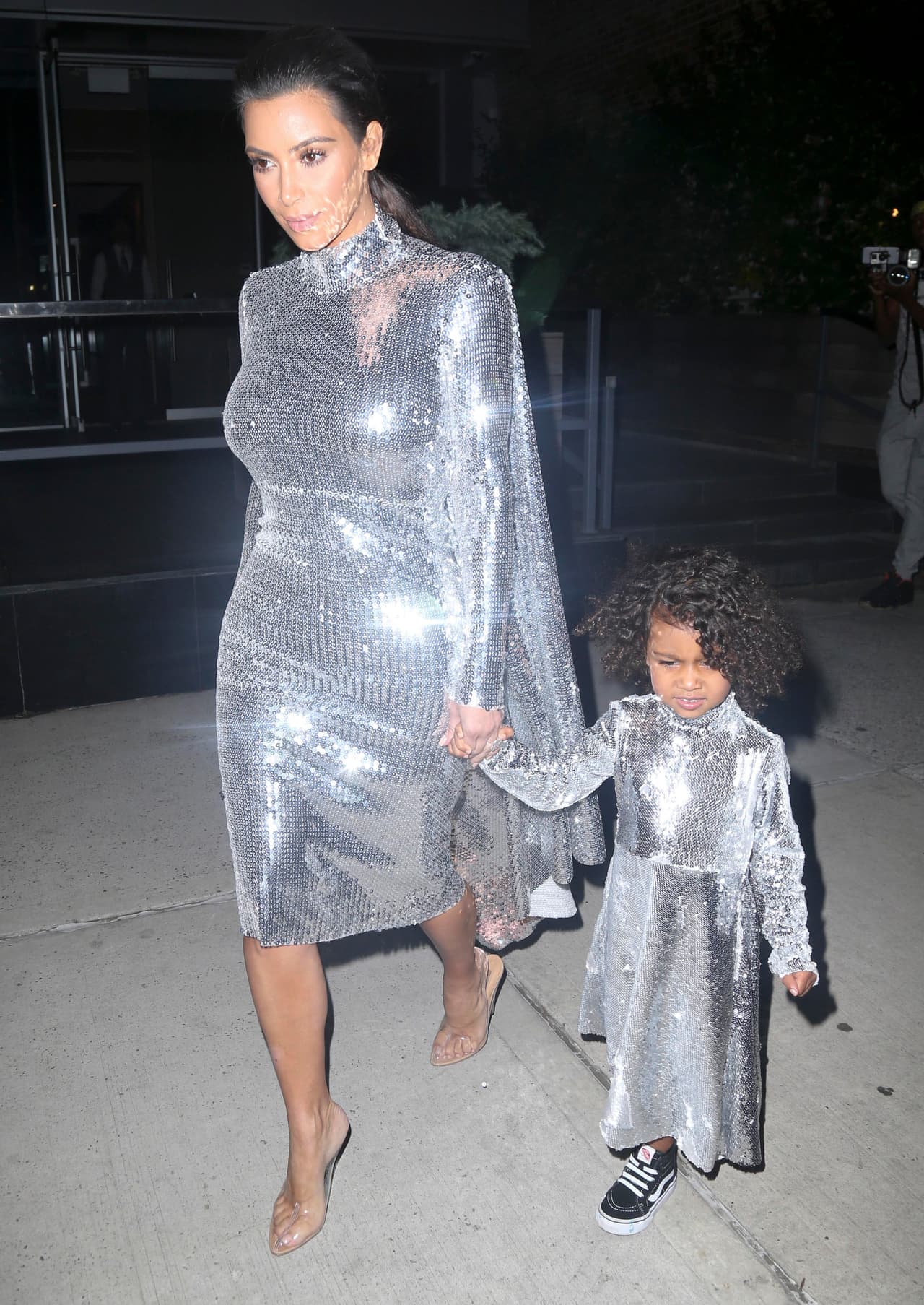 Sus vestidos reflejaron los flashazos de las cámaras.