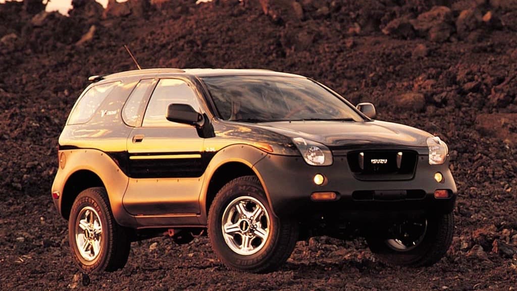 <h3 class="cms-h3-H3"><b>14. Isuzu VehiCROSS 1997-2001.</b></h3>
<br>
<br>Es imposible encontrarle algún sentido a esta SUV compacta de finales del siglo pasado, pero al menos se puede decir que logró la hazaña de ser notoriamente fea y a la vez ser anónima. Isuzu abandonó la venta de automóviles en Estados Unidos el 31 de enero de 2009 sin que nadie soltara ni una lágrima. Diseños como el del VehiCROSS fueron la causa.