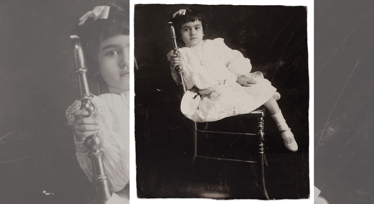 Durante su vida, Frida reunió una importante colección, de fotografías que mostraban a su familia y amigos, de poderosos retratos de sí misma, así como de algunas fotografías en las que intervino, recortándolas, escribiendo dedicatorias y personalizándolas como si fueran pinturas.