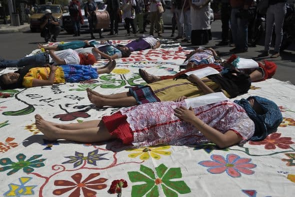 Otros más se acostaron sobre el piso, simulando ser víctimas de la inseguridad en México